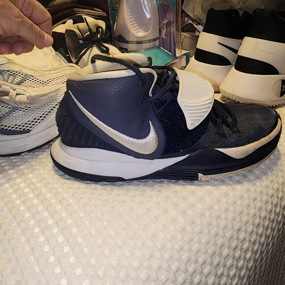 Nike Other - NIKE EUC MENS SIZE 8 KYRIE BASKETBALL SNEAKERS SHOES
